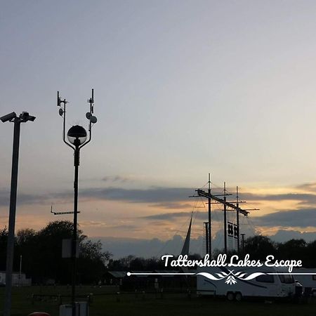 Meridian Tattershall Lakes Escape - Lakeside Lodge Caravan With A Fishing Peg Luxury Hot Tub Экстерьер фото