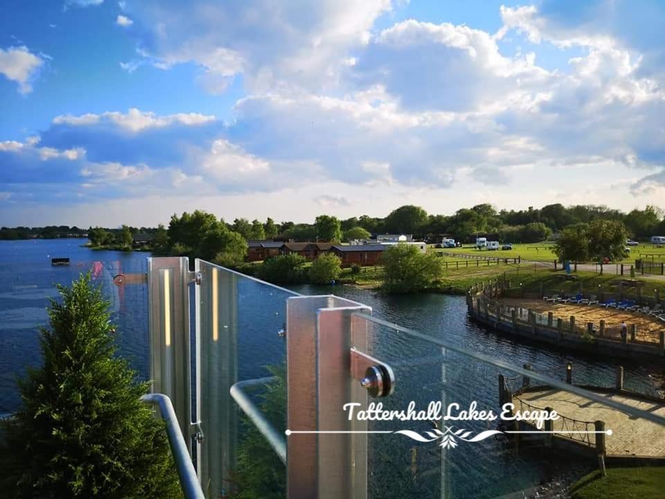 Meridian Tattershall Lakes Escape - Lakeside Lodge Caravan With A Fishing Peg Luxury Hot Tub Экстерьер фото