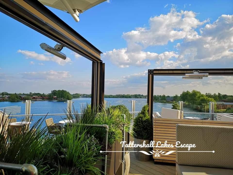 Meridian Tattershall Lakes Escape - Lakeside Lodge Caravan With A Fishing Peg Luxury Hot Tub Экстерьер фото