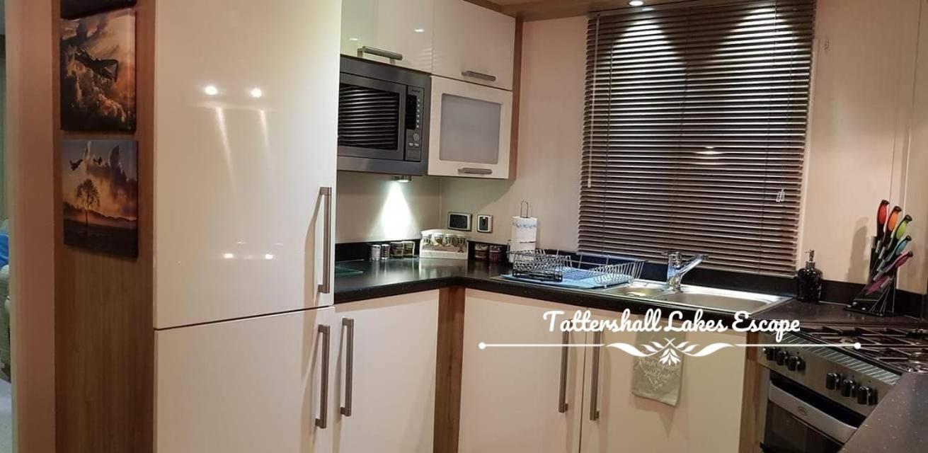 Meridian Tattershall Lakes Escape - Lakeside Lodge Caravan With A Fishing Peg Luxury Hot Tub Экстерьер фото