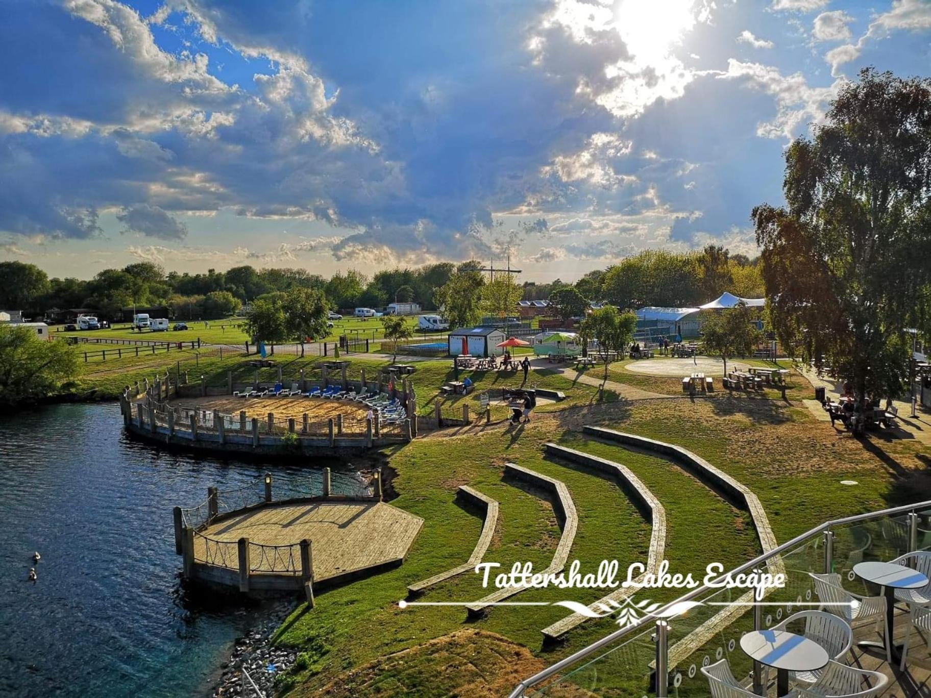 Meridian Tattershall Lakes Escape - Lakeside Lodge Caravan With A Fishing Peg Luxury Hot Tub Экстерьер фото