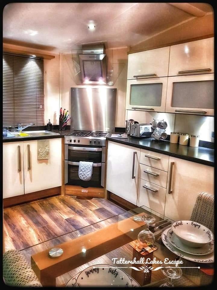 Meridian Tattershall Lakes Escape - Lakeside Lodge Caravan With A Fishing Peg Luxury Hot Tub Экстерьер фото