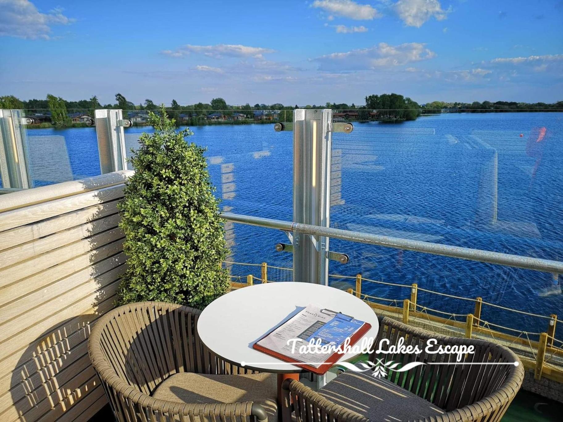 Meridian Tattershall Lakes Escape - Lakeside Lodge Caravan With A Fishing Peg Luxury Hot Tub Экстерьер фото