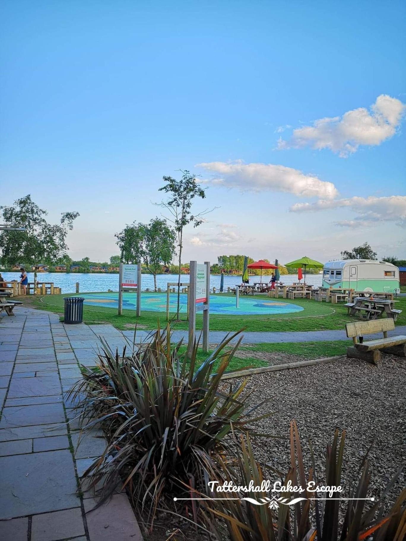 Meridian Tattershall Lakes Escape - Lakeside Lodge Caravan With A Fishing Peg Luxury Hot Tub Экстерьер фото