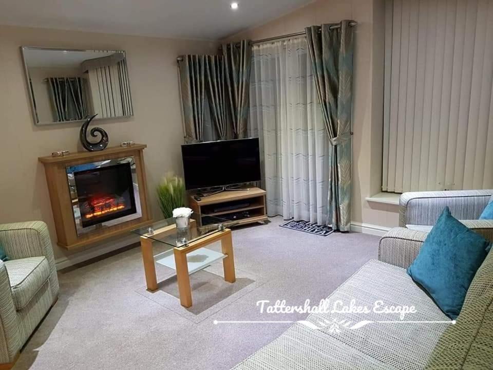 Meridian Tattershall Lakes Escape - Lakeside Lodge Caravan With A Fishing Peg Luxury Hot Tub Экстерьер фото