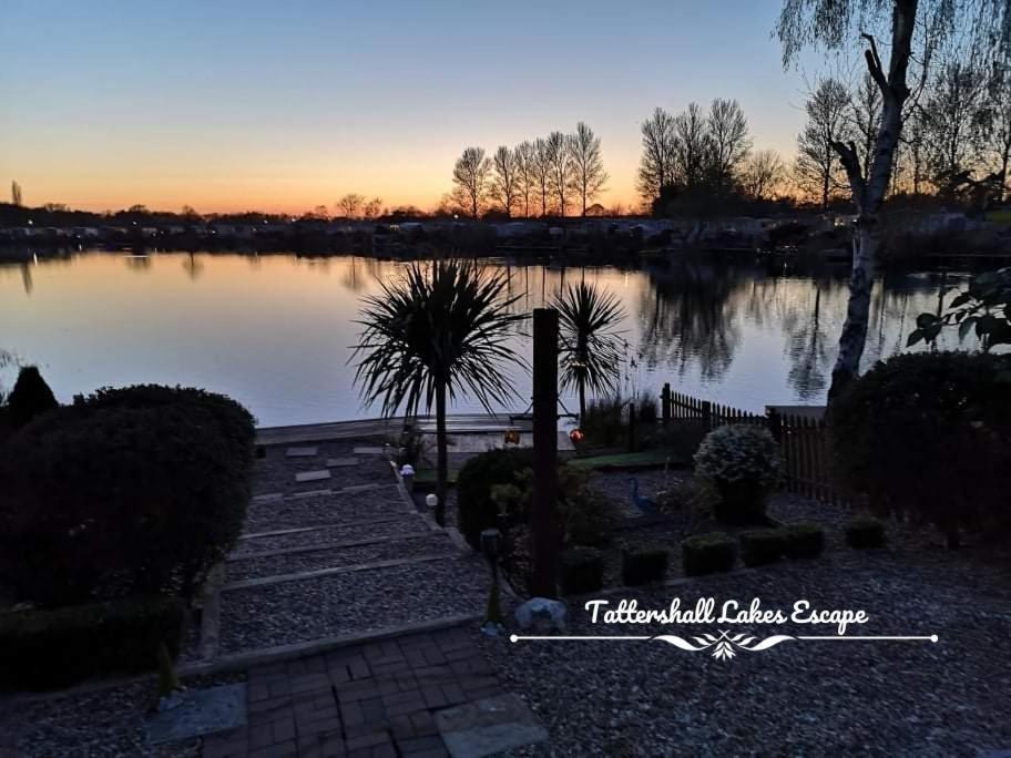 Meridian Tattershall Lakes Escape - Lakeside Lodge Caravan With A Fishing Peg Luxury Hot Tub Экстерьер фото