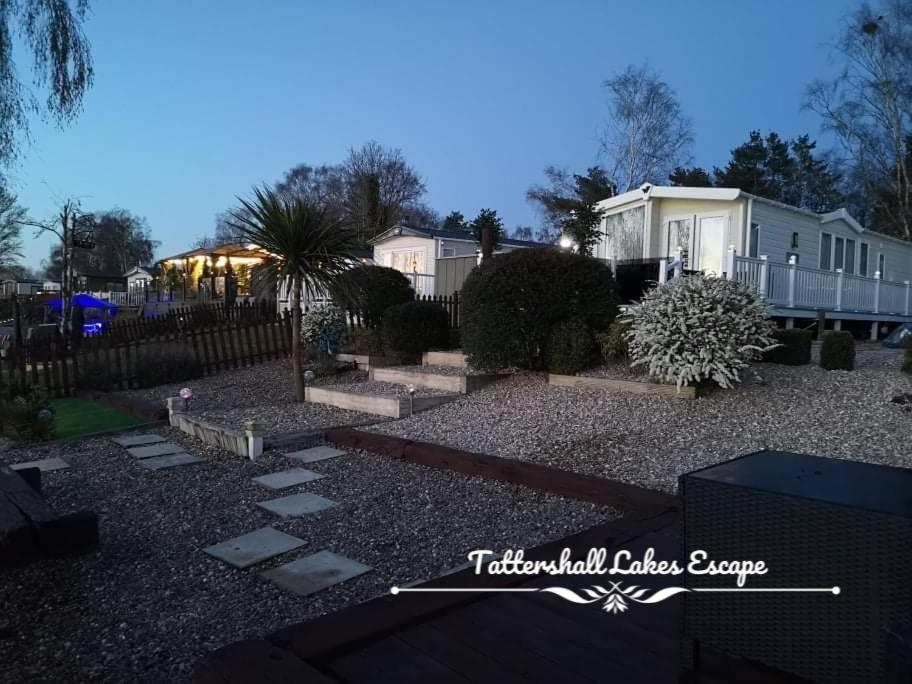 Meridian Tattershall Lakes Escape - Lakeside Lodge Caravan With A Fishing Peg Luxury Hot Tub Экстерьер фото