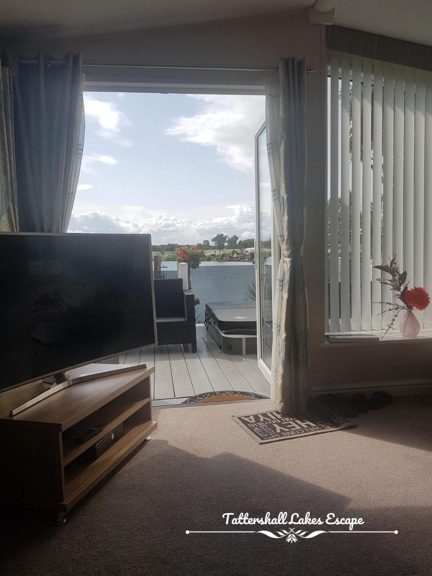 Meridian Tattershall Lakes Escape - Lakeside Lodge Caravan With A Fishing Peg Luxury Hot Tub Экстерьер фото