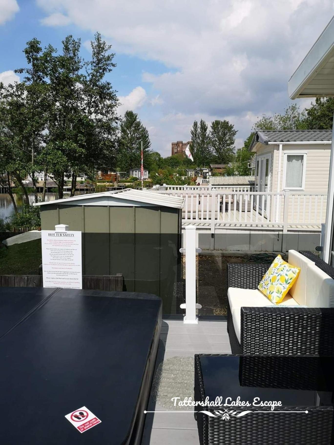 Meridian Tattershall Lakes Escape - Lakeside Lodge Caravan With A Fishing Peg Luxury Hot Tub Экстерьер фото