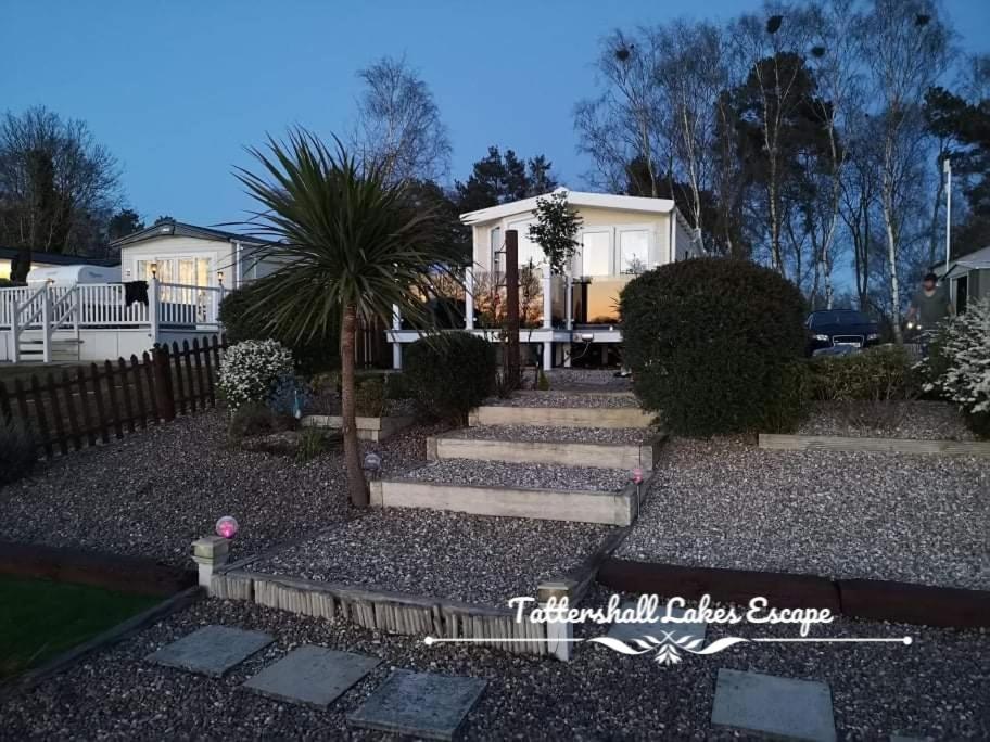 Meridian Tattershall Lakes Escape - Lakeside Lodge Caravan With A Fishing Peg Luxury Hot Tub Экстерьер фото