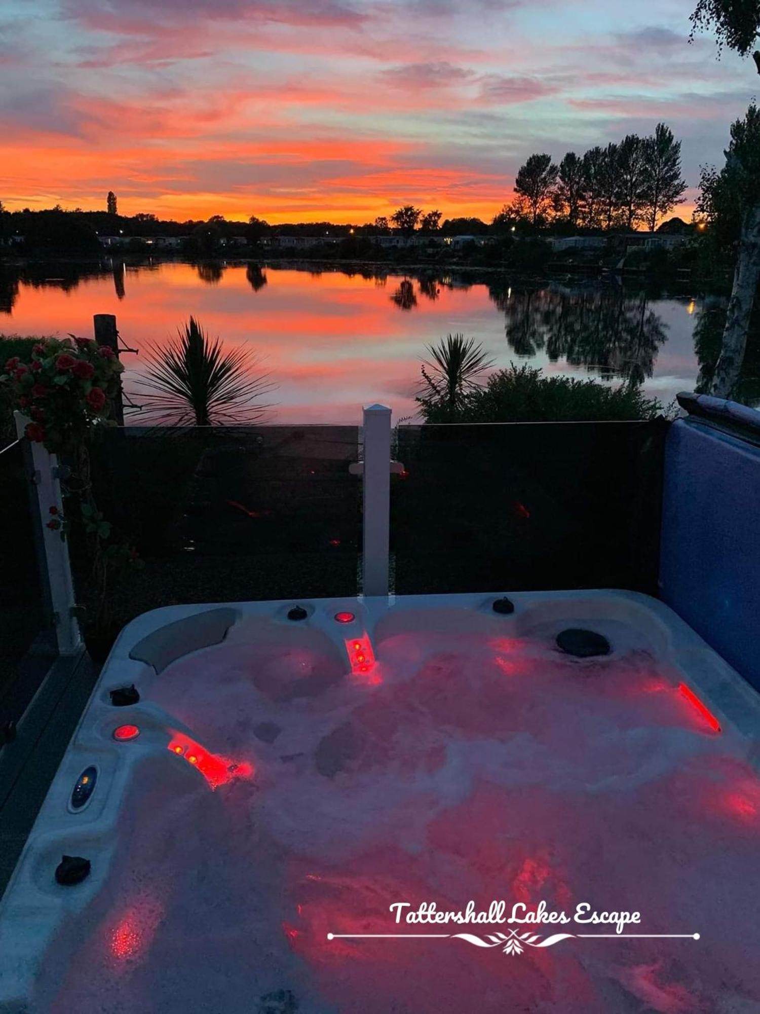Meridian Tattershall Lakes Escape - Lakeside Lodge Caravan With A Fishing Peg Luxury Hot Tub Экстерьер фото
