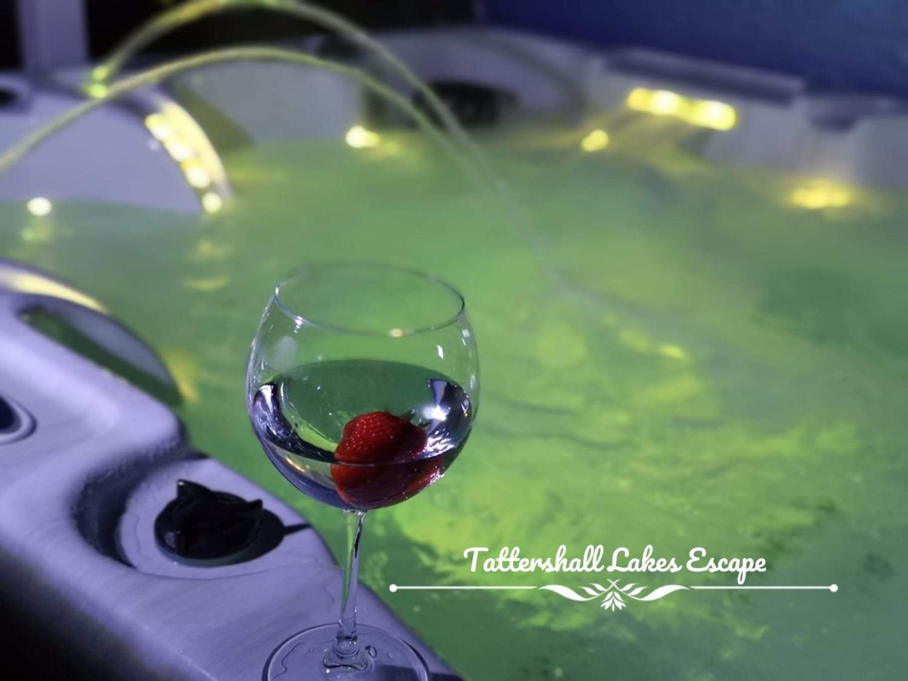 Meridian Tattershall Lakes Escape - Lakeside Lodge Caravan With A Fishing Peg Luxury Hot Tub Экстерьер фото
