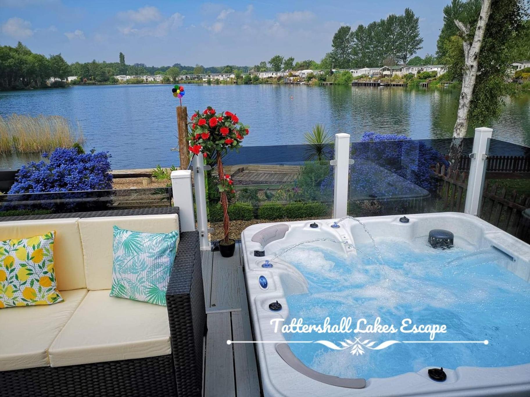 Meridian Tattershall Lakes Escape - Lakeside Lodge Caravan With A Fishing Peg Luxury Hot Tub Экстерьер фото
